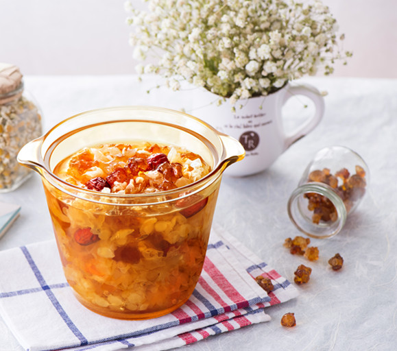 桃胶皂角米红枣银耳羹