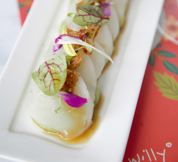 葱烤扇贝配牛油果慕斯