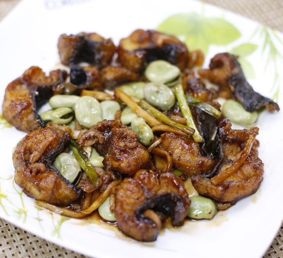 焦熘鱼段炒蚕豆